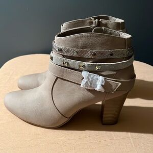 New Jennifer Lopez Women’s Chunky Buckle Stud Zip Ankle Heel Bootie